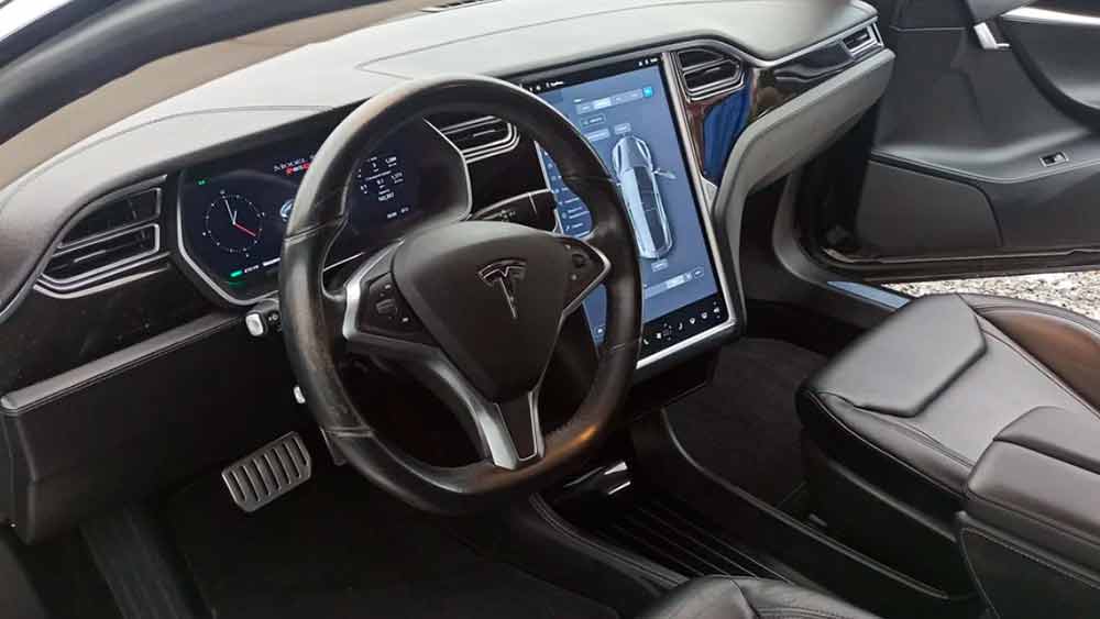Tesla Model S — аренда автомобиля