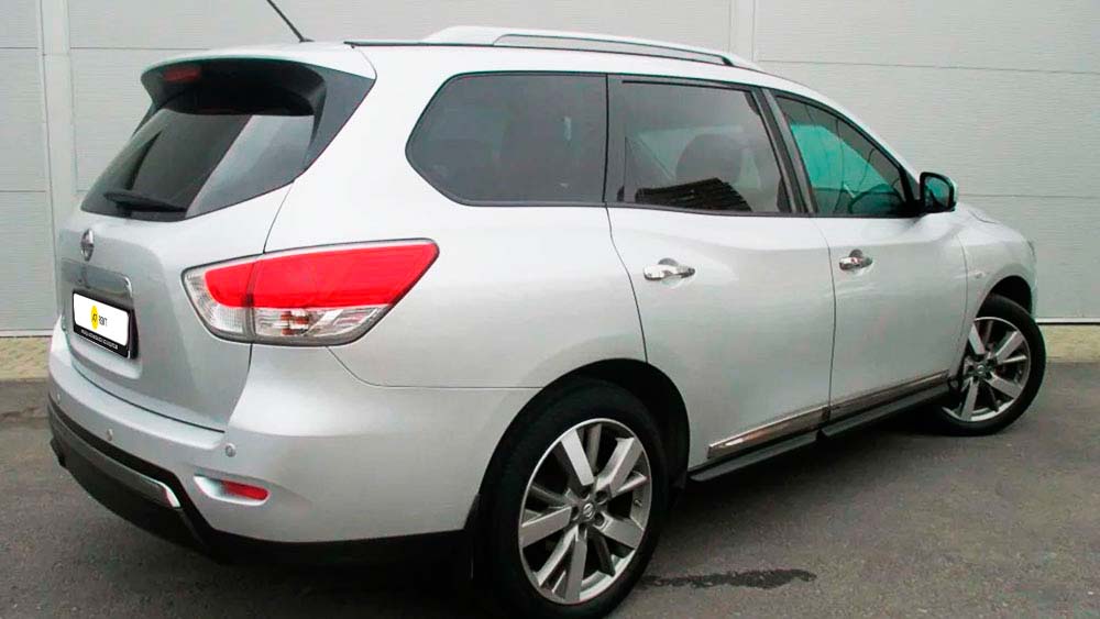 Nissan Pathfinder 230